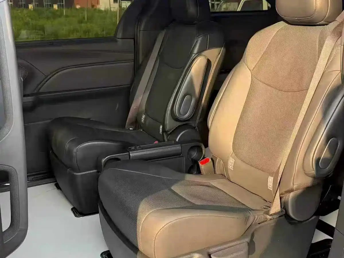 Photo 6 - Toyota Granvia