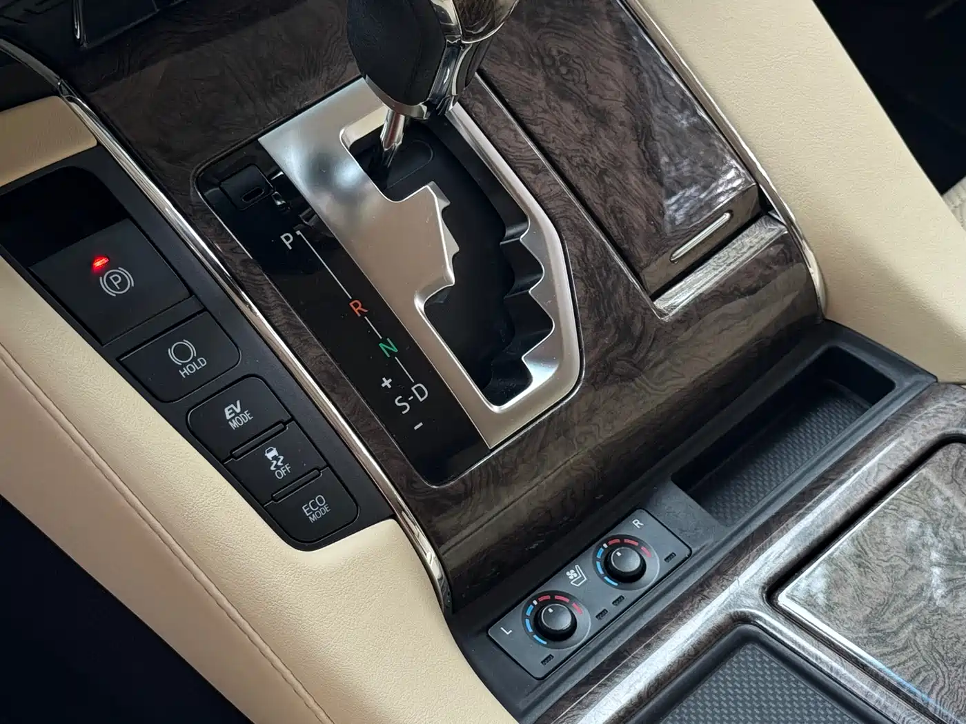 Toyota Vellfire 2020 Twin Engine 2.5L HV Premium Edition фото 11