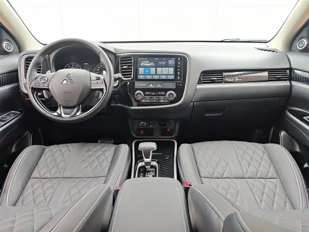 Mitsubishi Outlander 2022 2021 2.4L 4WD Deluxe Edition 7-Seater