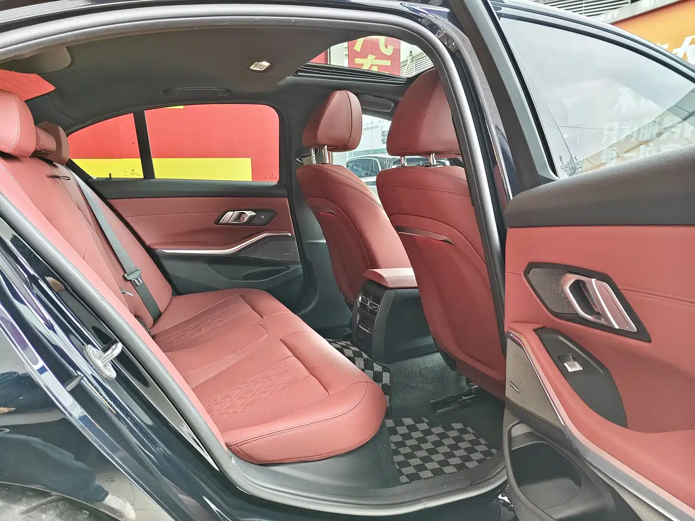 BMW 3 Series 2025 330i M Sport Night Edition фото 9
