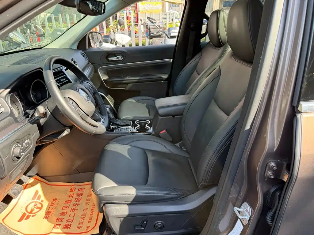 Photo 8 - Jeep Grand Commander