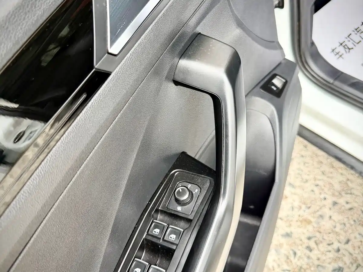 Volkswagen T-ROC 2021 280TSI DSG 2WD Comfort Smart Connect 30th Anniversary Edition фото 16