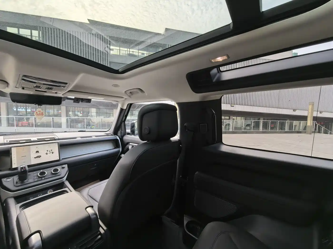 Land Rover Defender 2023 Facelift 90 3.0T P400 XS фото 14