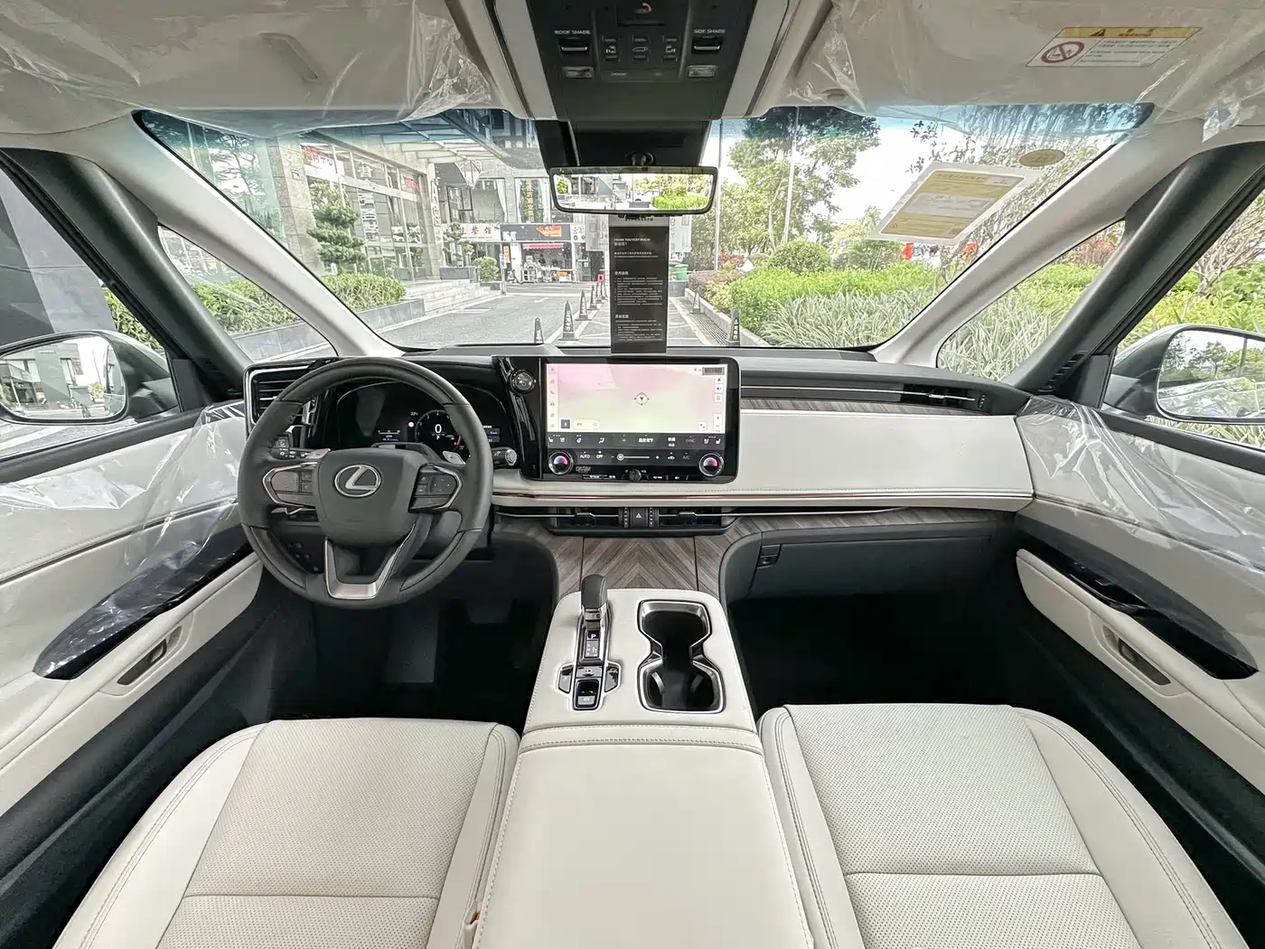 Lexus LM 2025 Model 500h Six-Seater Prestige Edition фото 10