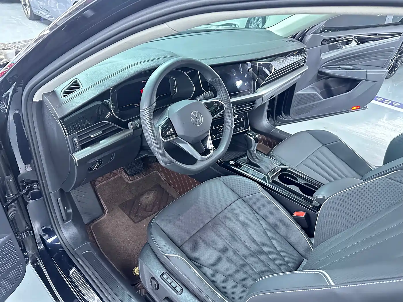 Volkswagen Passat 2024 380TSI Luxury фото 4