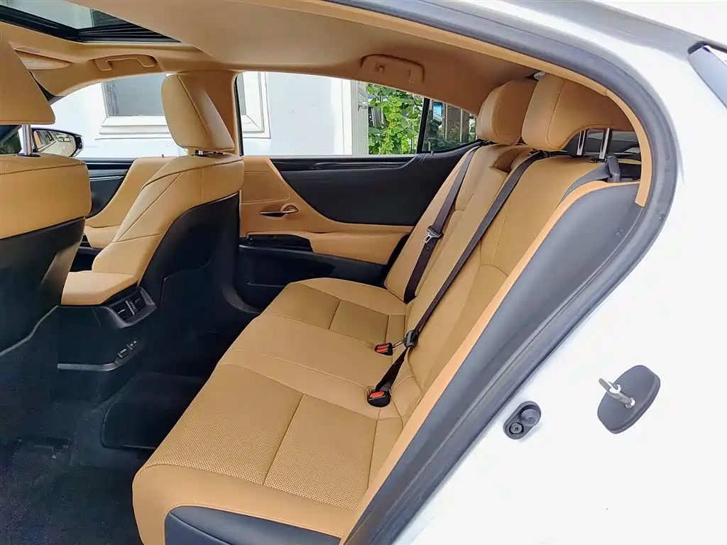 Photo 9 - Lexus ES
