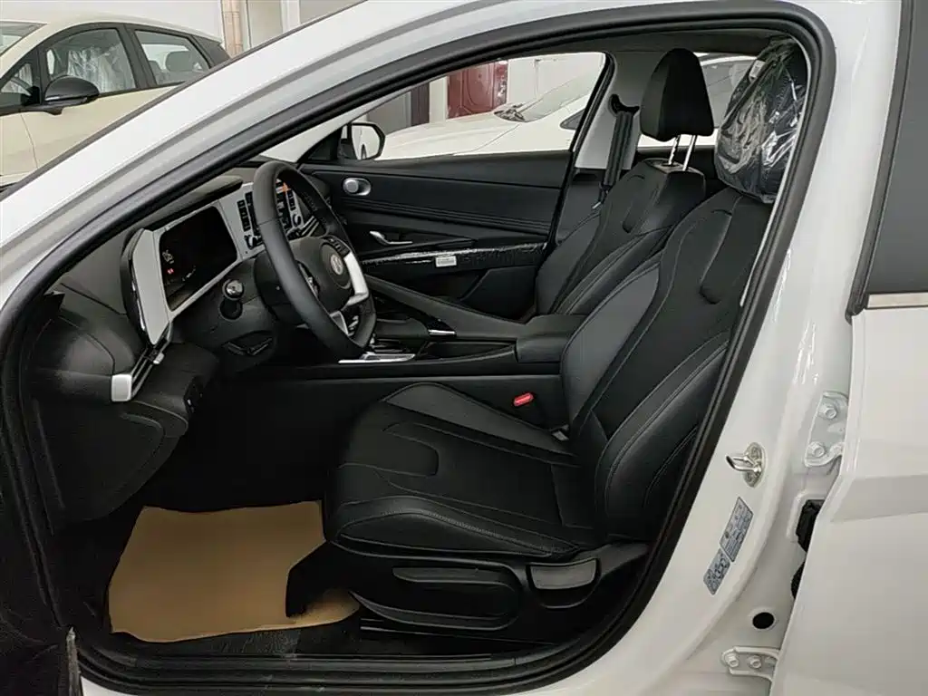 Hyundai Elantra 2023 1.5L CVT GLX Elite Edition фото 14