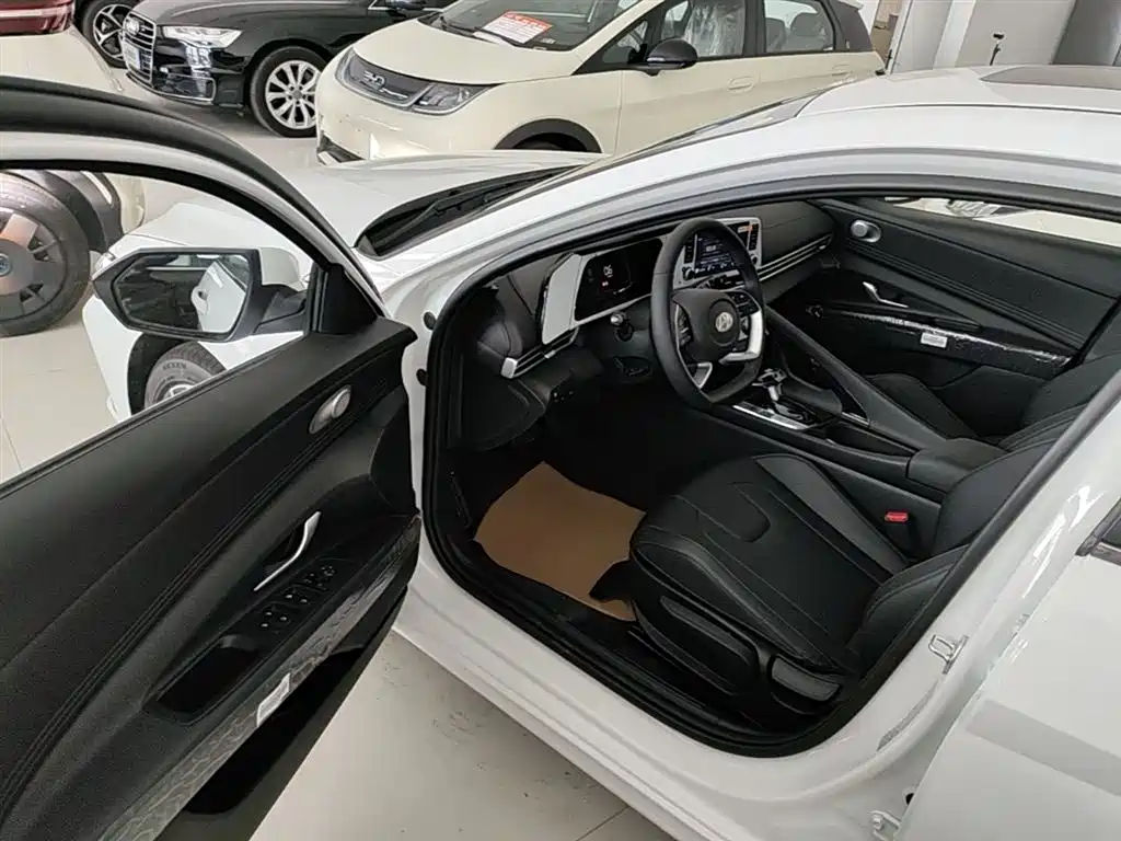 Hyundai Elantra 2023 1.5L CVT GLX Elite Edition фото 15