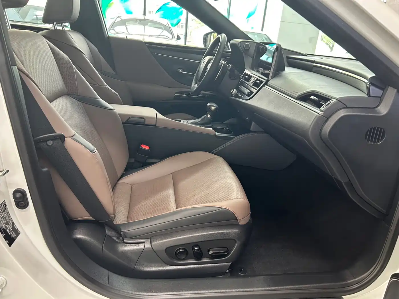 Lexus ES 2022 200 Excellence Edition фото 10