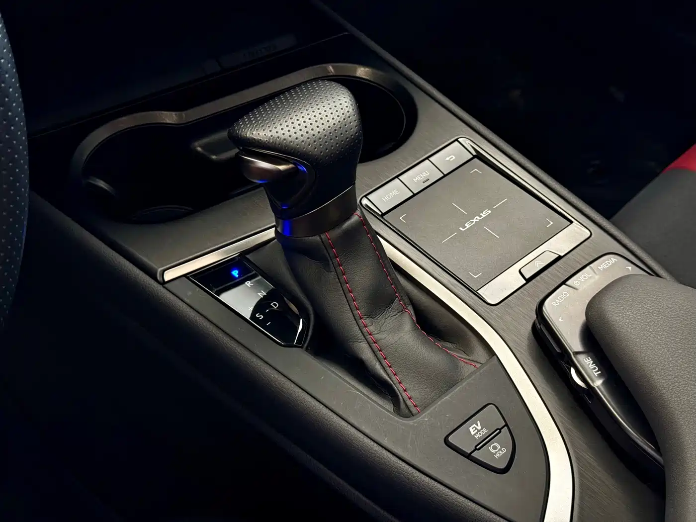 Фото 13 - Lexus UX