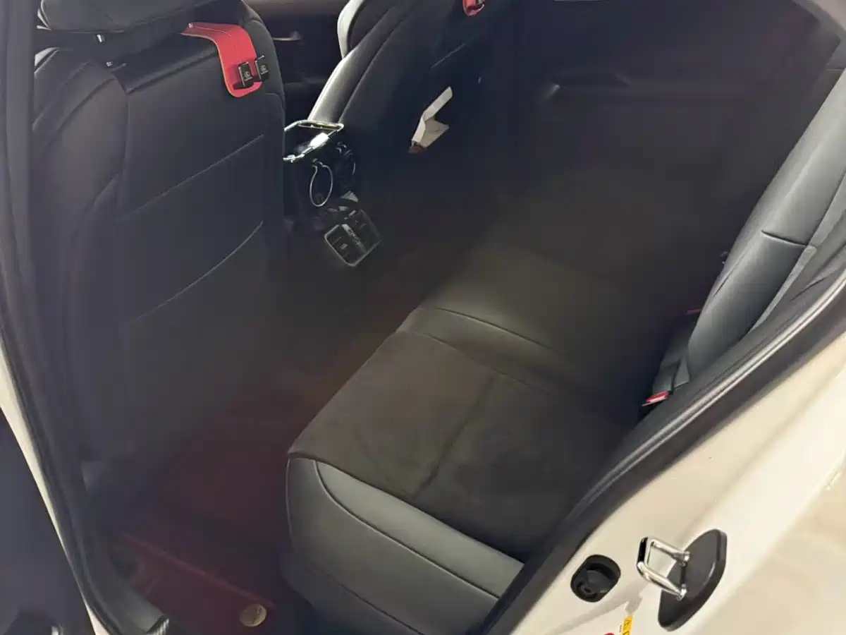 Фото 2 - Lexus UX