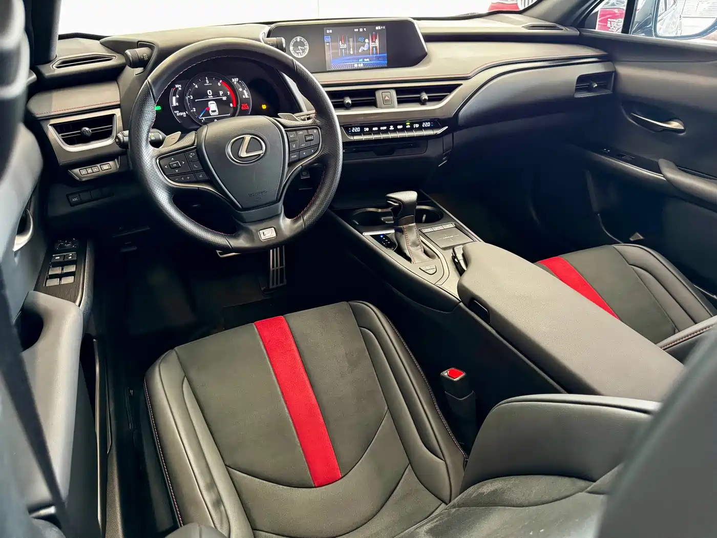 Фото 4 - Lexus UX