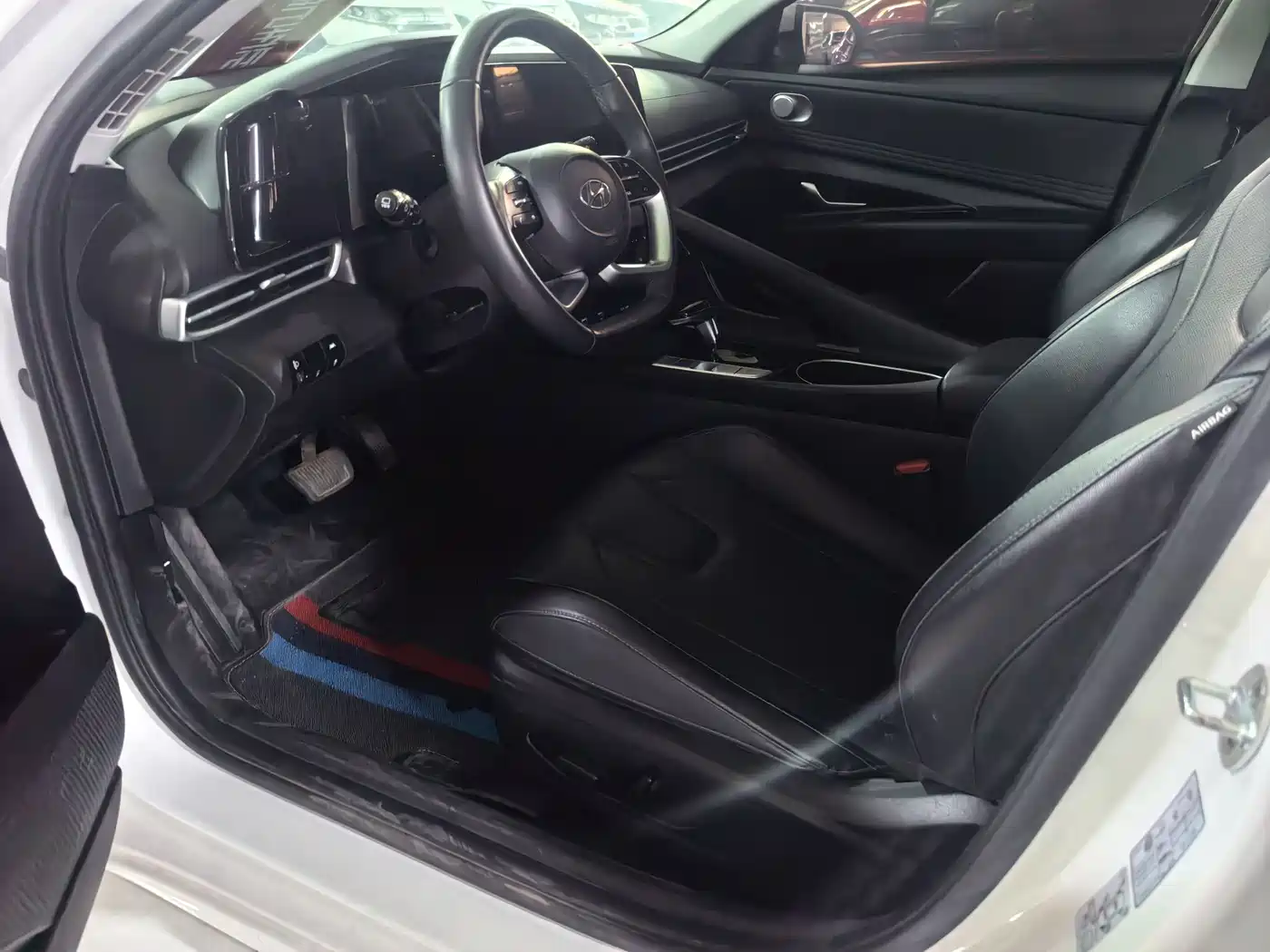 Hyundai Elantra 2022 1.5L CVT LUX Premium Edition фото 9