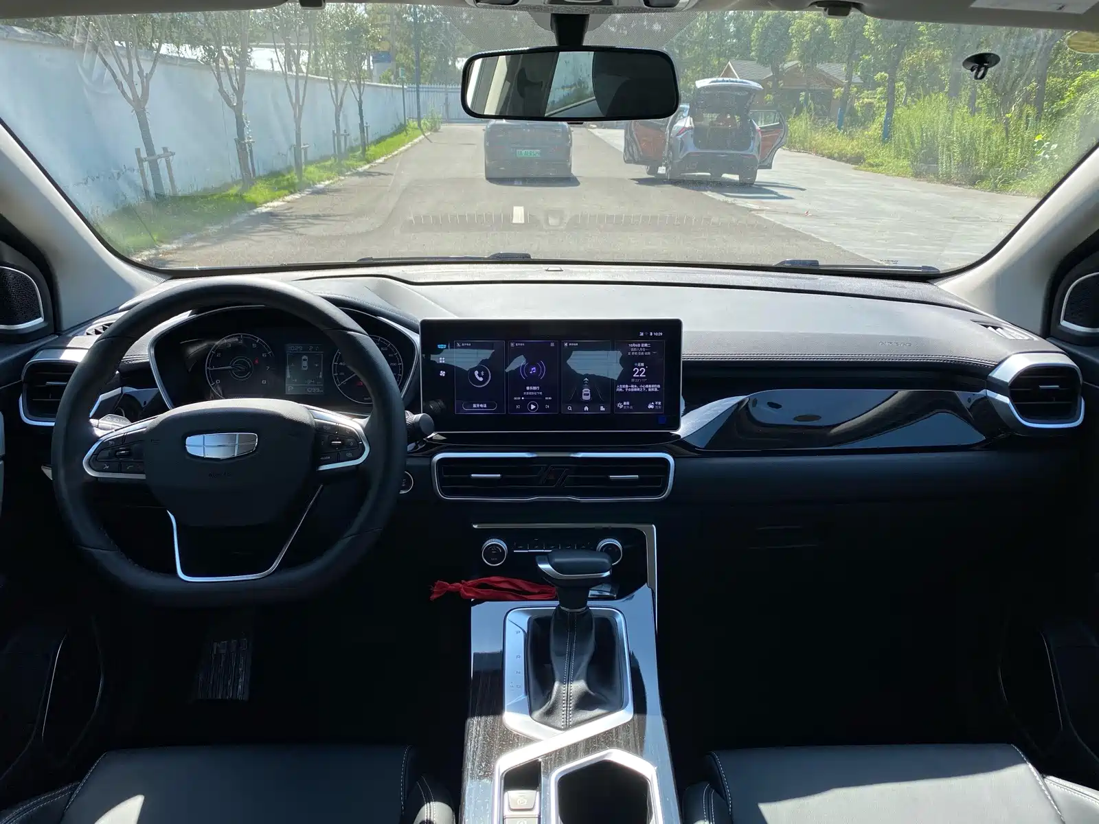 Фото 8 - Geely Coolray