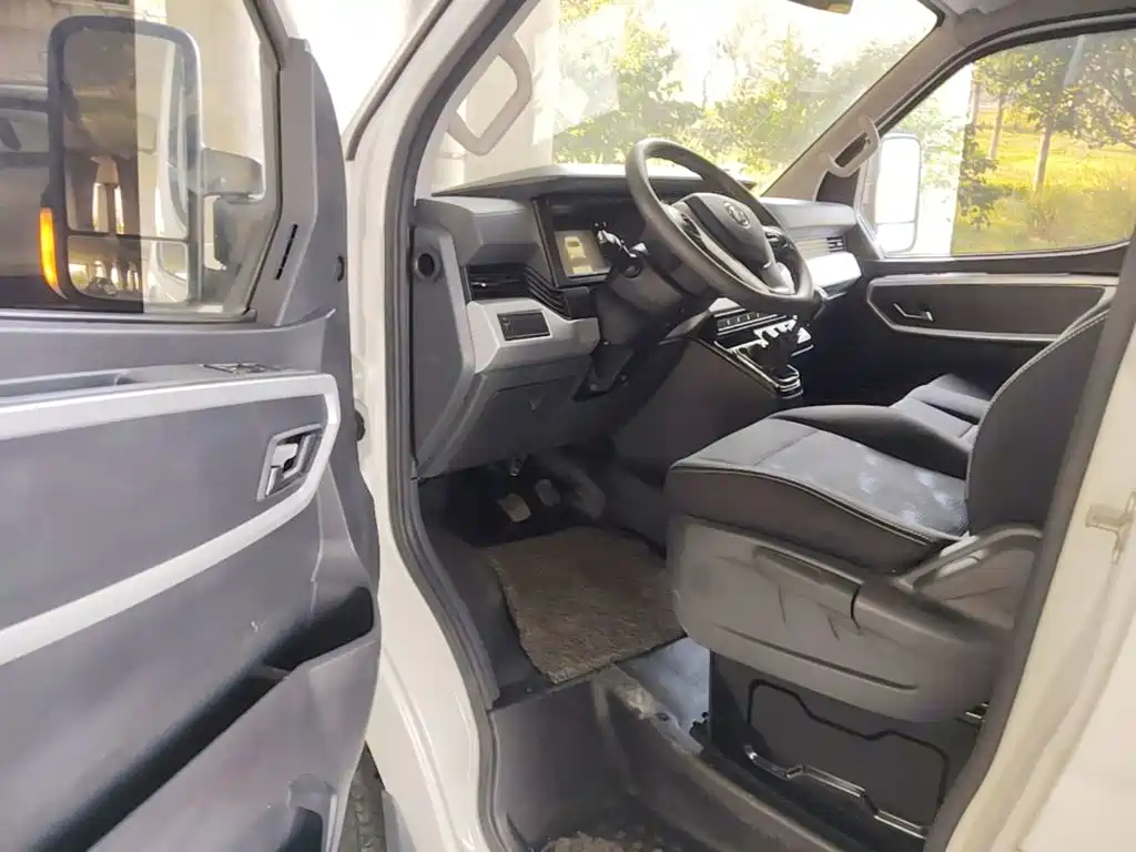 Dongfeng Yufeng Yufeng 2024 2023 V9+ 2.0T Manual FWD Multi-purpose Short Wheelbase Medium Roof 5/6 Seater
