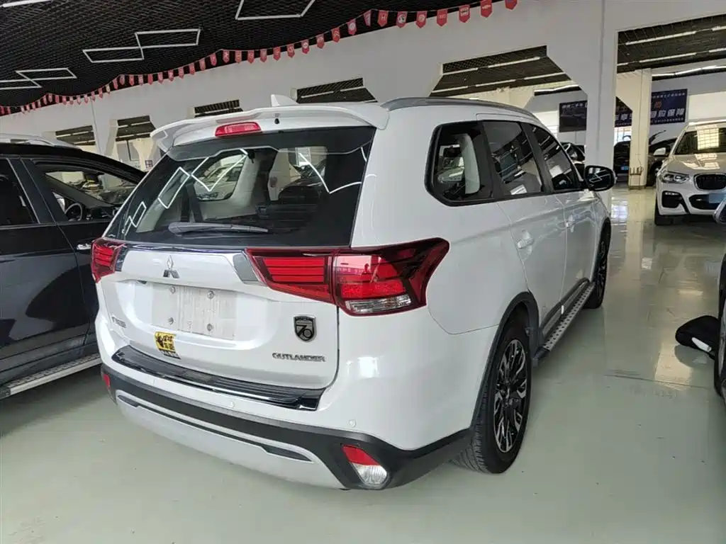 MITSUBISHI OUTLANDER