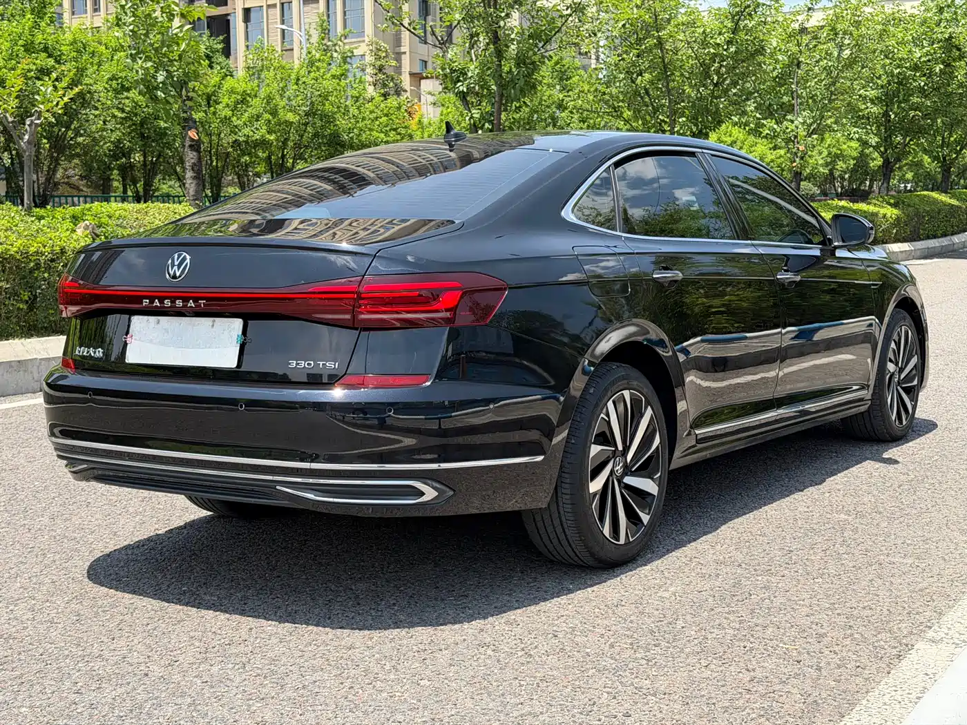 Volkswagen Passat 2022 330TSI Starlight Luxury Edition фото 26