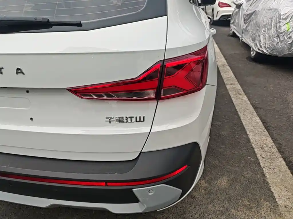 Photo 8 - Jetta VS7