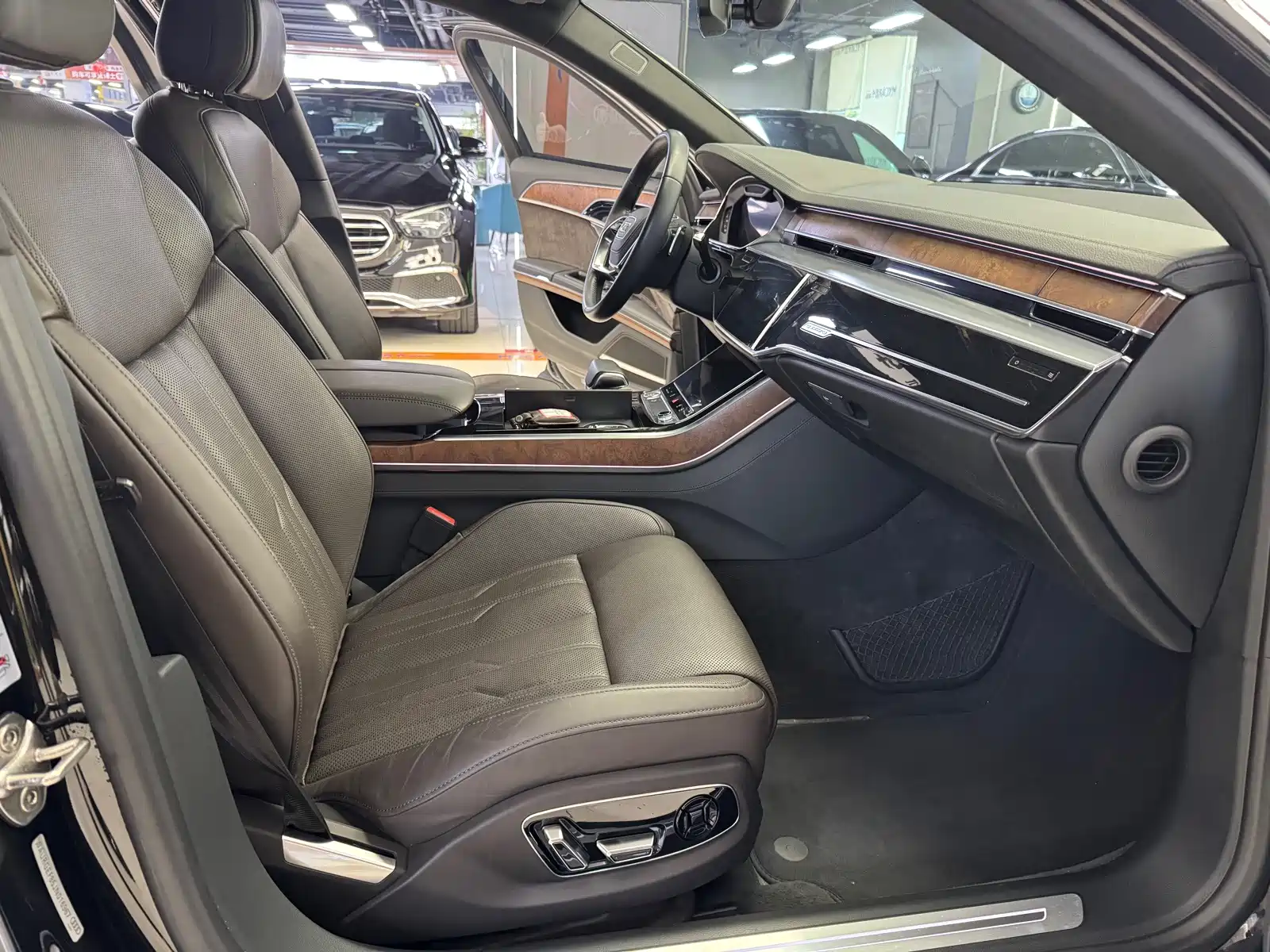 Фото 11 - Audi A8