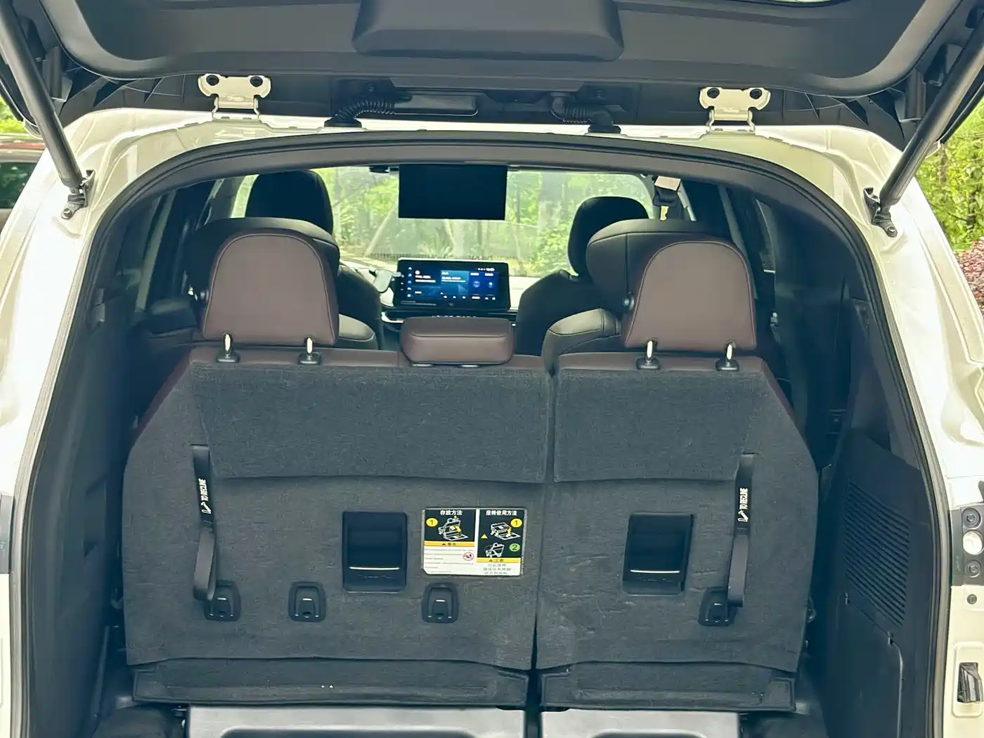 Toyota Granvia 2023 2.5L Hybrid Flagship VIP Edition фото 23