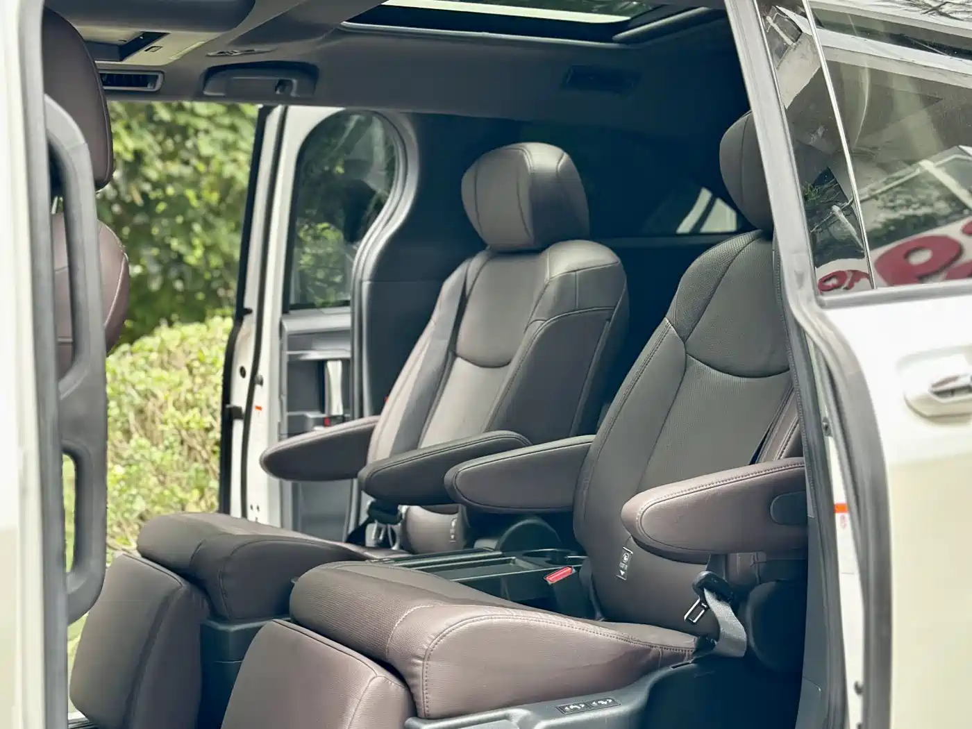 Toyota Granvia 2023 2.5L Hybrid Flagship VIP Edition фото 25
