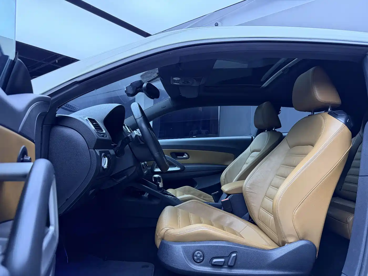 Volkswagen Scirocco 2011 2.0TSI Luxury фото 18