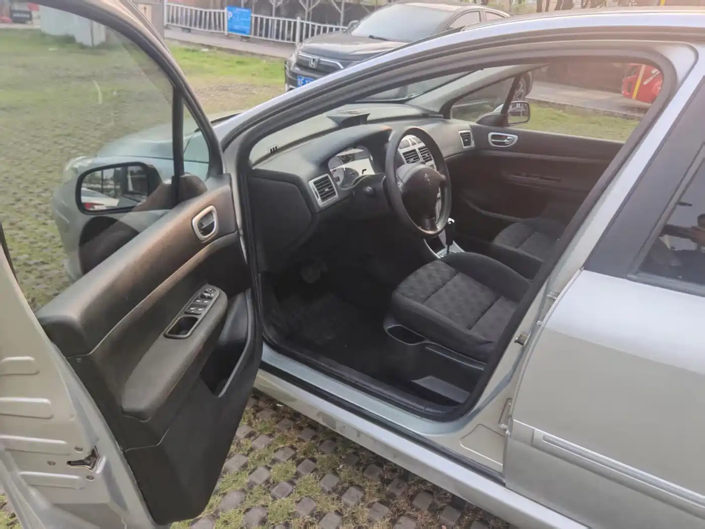 Peugeot 307 2009 2009 Model Hatchback 1.6L Automatic Aile Edition