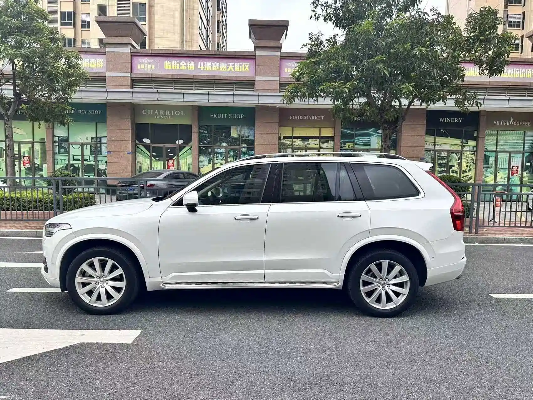 Photo 3 - Volvo XC90