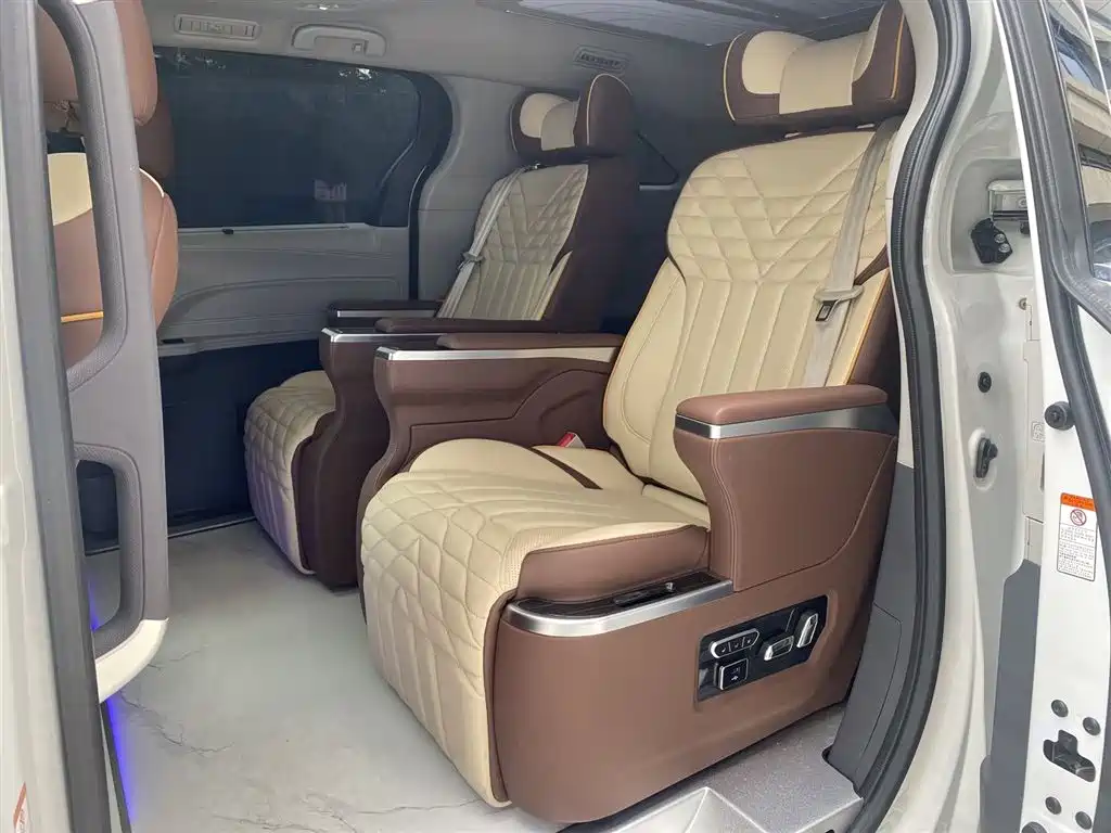 Toyota Granvia 2023 2.5L Hybrid Comfort Edition фото 5