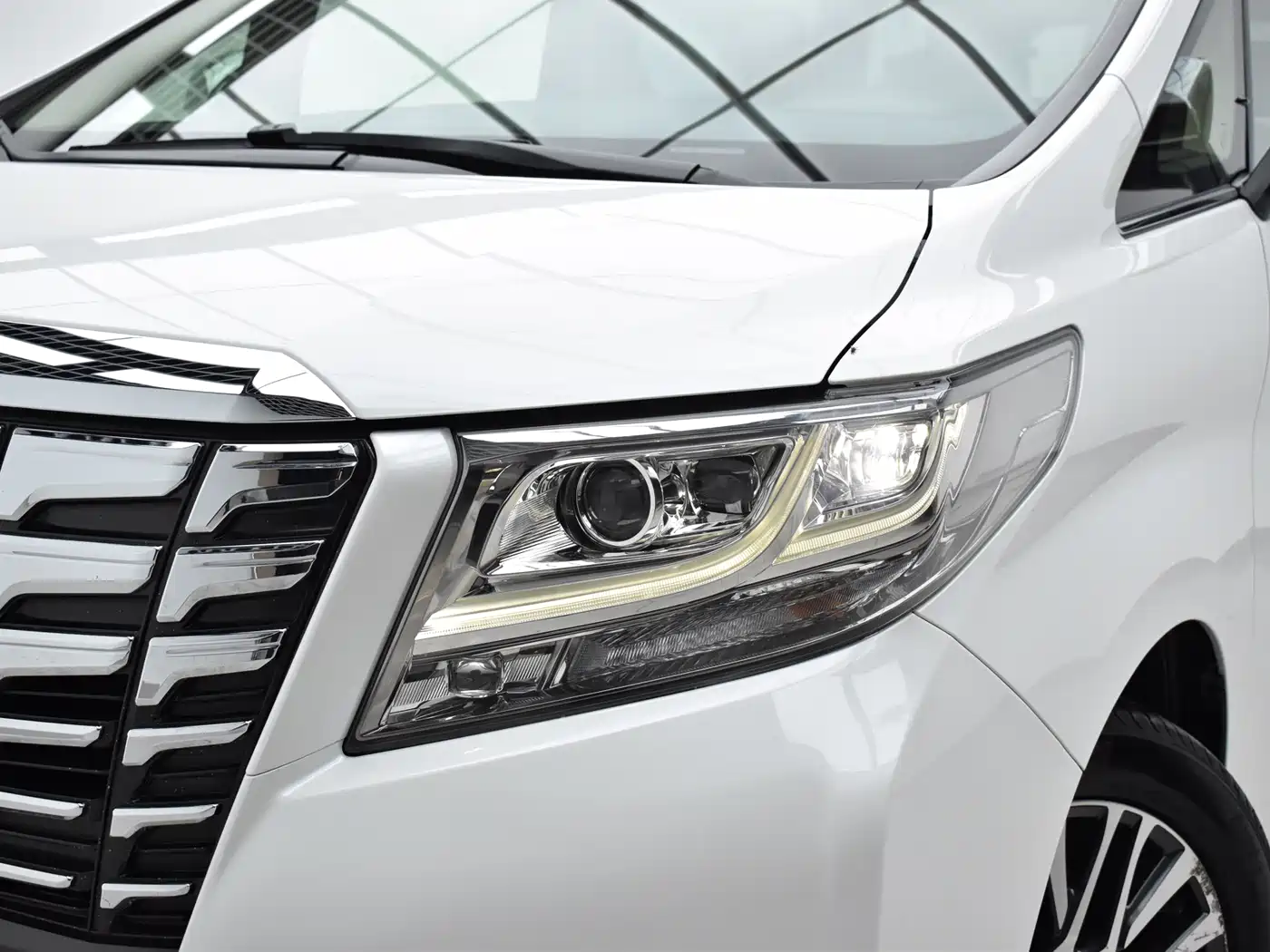 Toyota Alphard 2015 3.5L Premium Edition фото 4