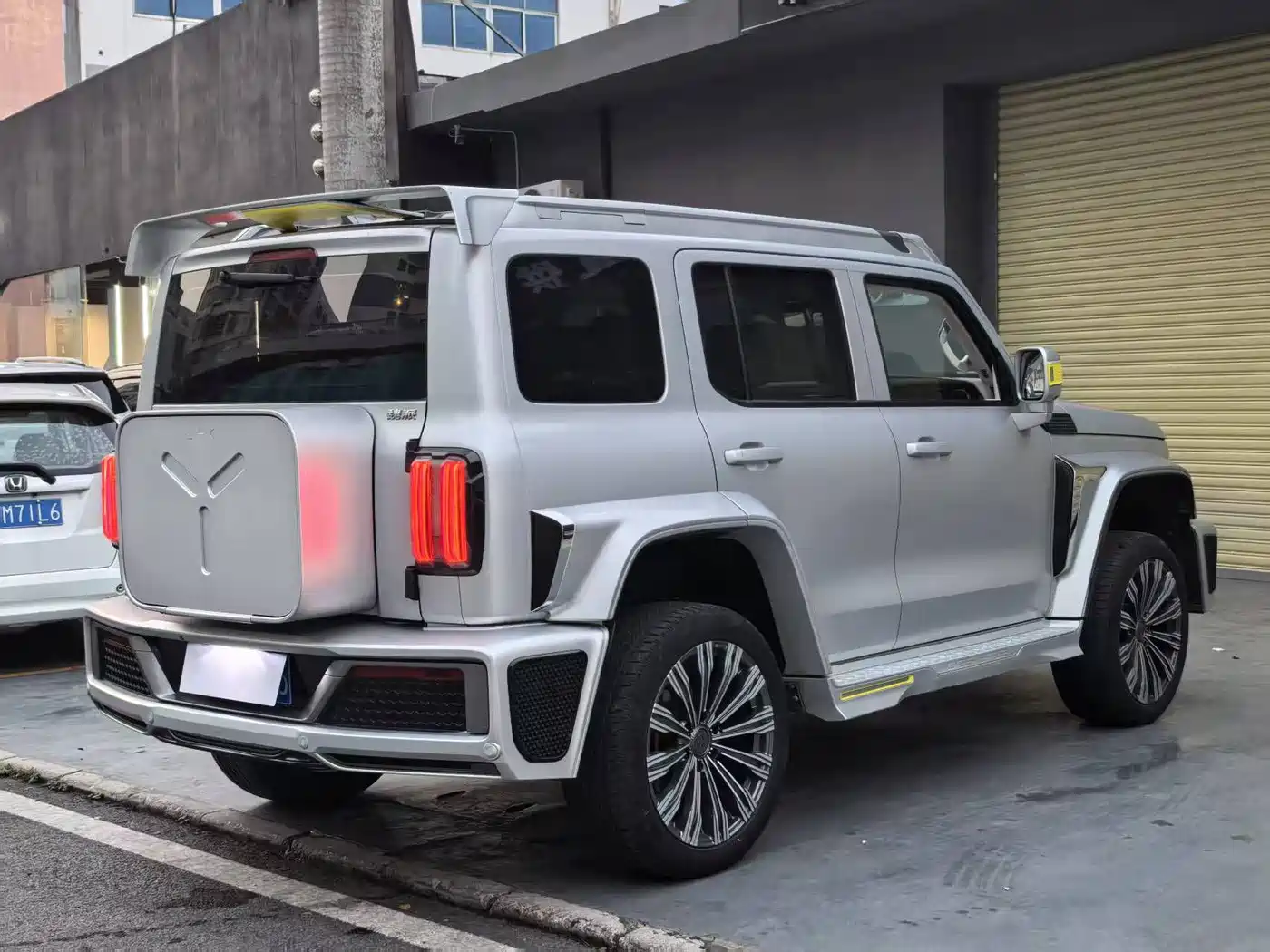 TANK CO CREATION TANK 300