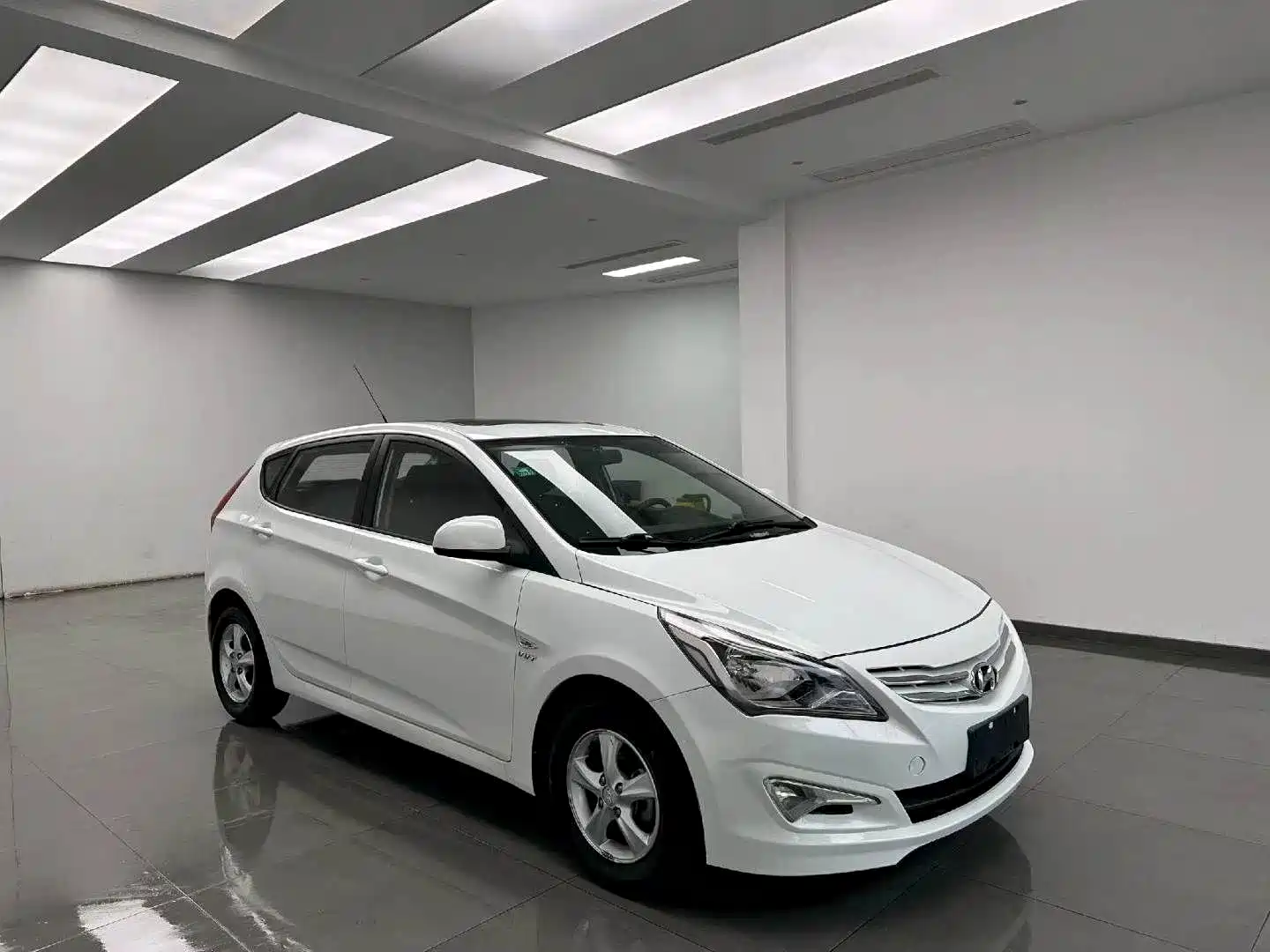 صورة 3 - Hyundai Reina