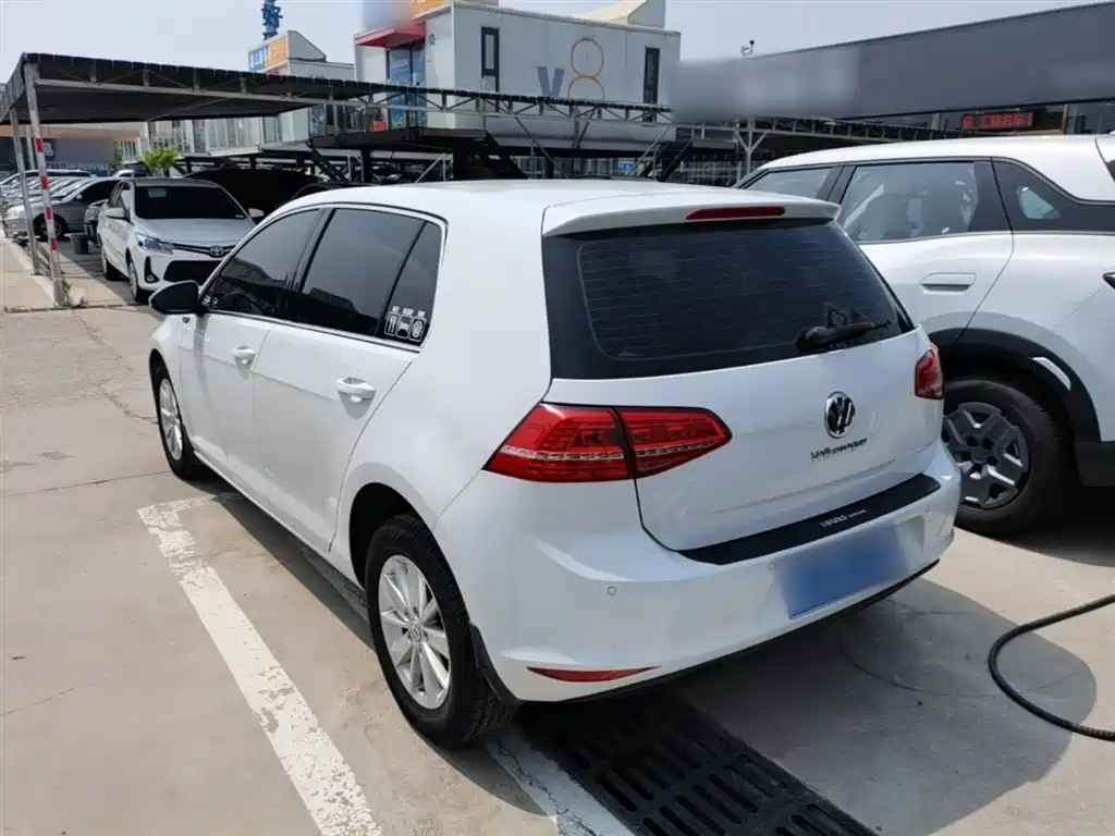 Volkswagen Golf 2014 1.6L Automatic Fashion Edition фото 5