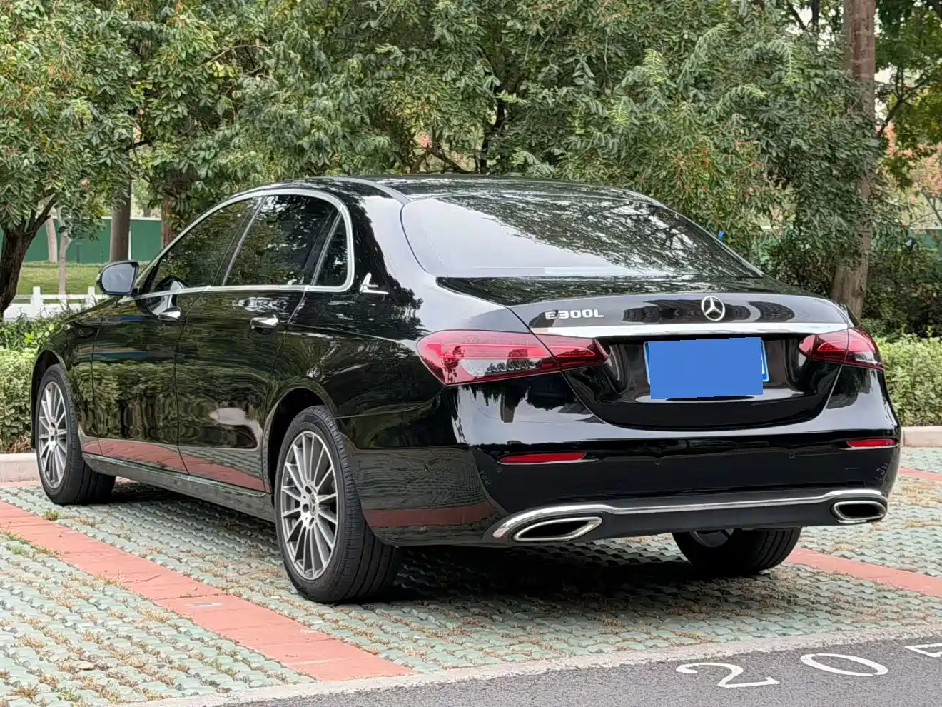 Photo 9 - Mercedes-Benz E-Class