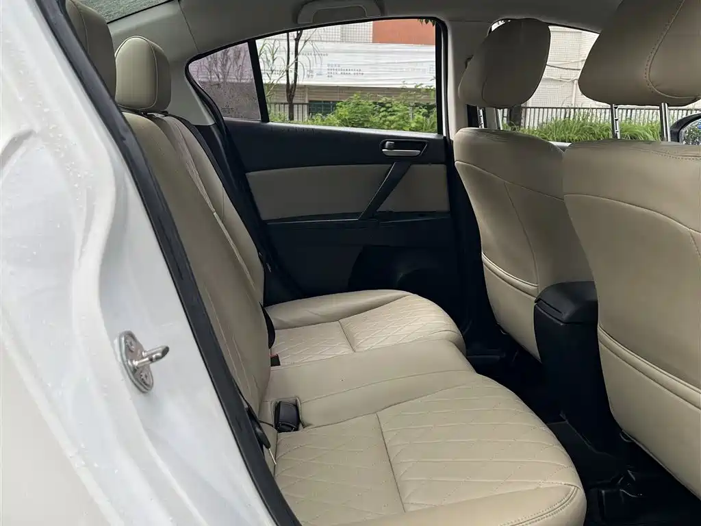 Mazda Mazda3 Axela 2015 2015 Model Sedan 1.6L Automatic Comfort
