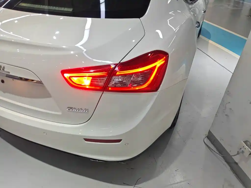 Photo 8 - Maserati Ghibli