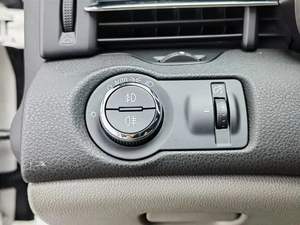 Chevrolet Malibu 2014 2.0L Automatic Luxury фото 21