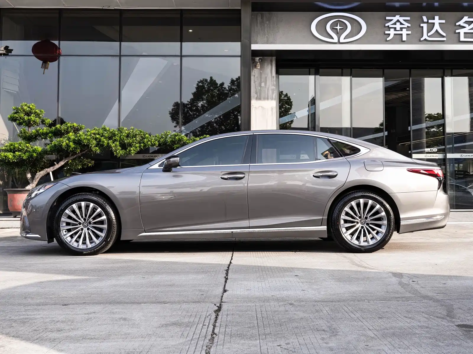 Фото 4 - Lexus LS