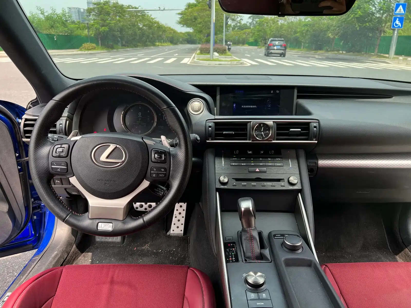 Photo 16 - Lexus IS