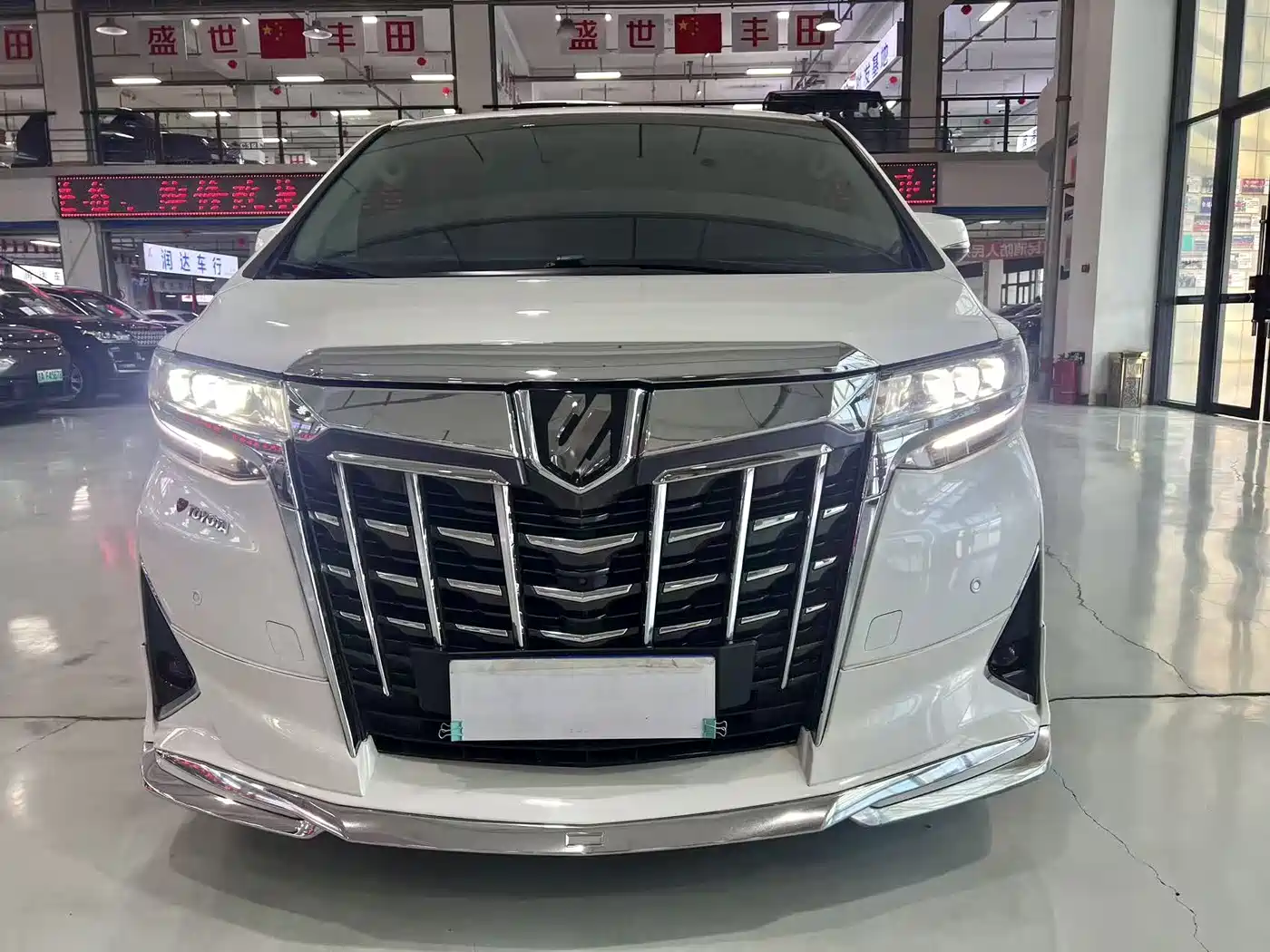 Toyota Alphard 2015 3.5L Premium Edition фото 2