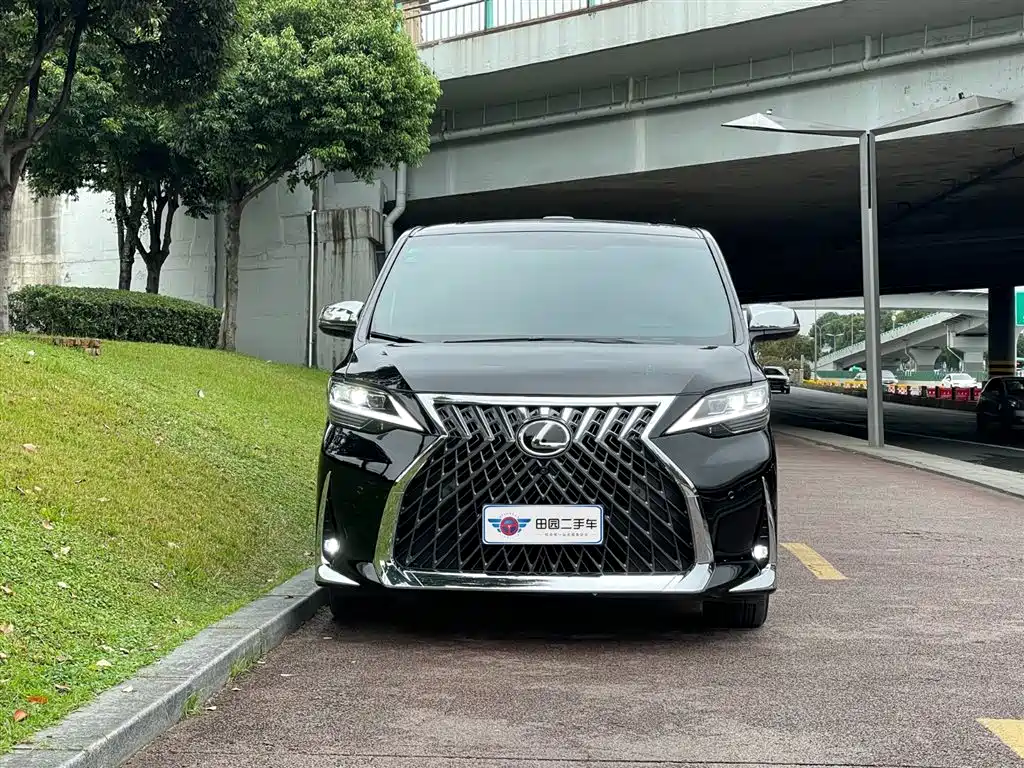 Toyota Alphard 2018 3.5L Luxury фото 2