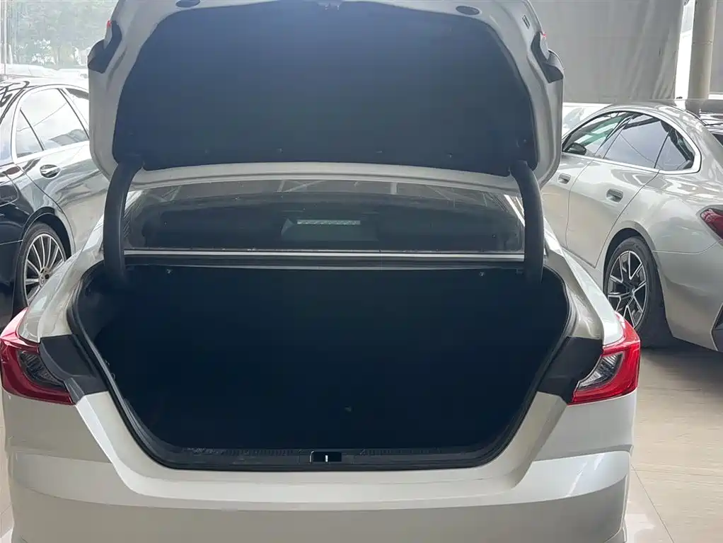Toyota Camry 2024 2.0GVP Luxury Edition фото 17