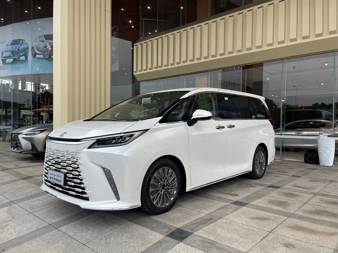 Lexus LM 2025 Model 500h Six-Seater Prestige Edition фото 2