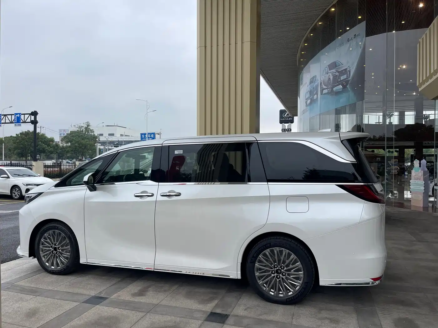 Lexus LM 2025 Model 500h Six-Seater Prestige Edition фото 17