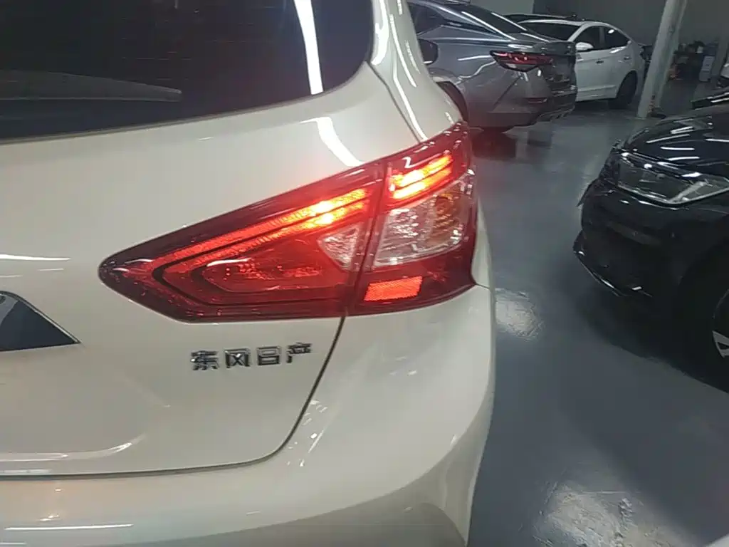 Фото 8 - Nissan Tiida