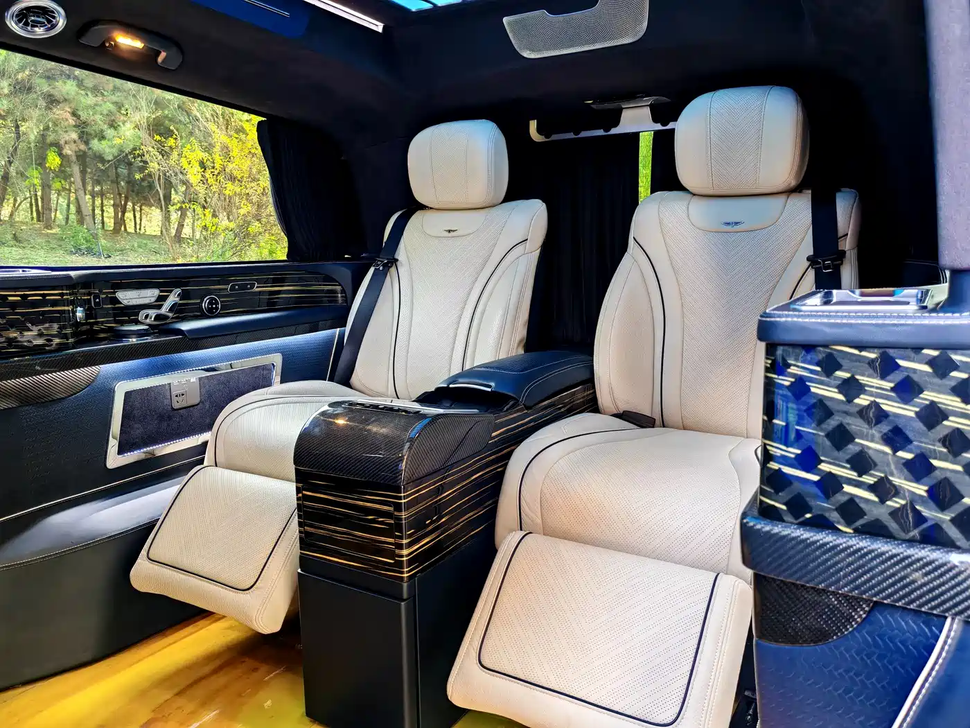 Mercedes-Benz V-Class 2021 V 260 L Long Wheelbase Premium Edition фото 14