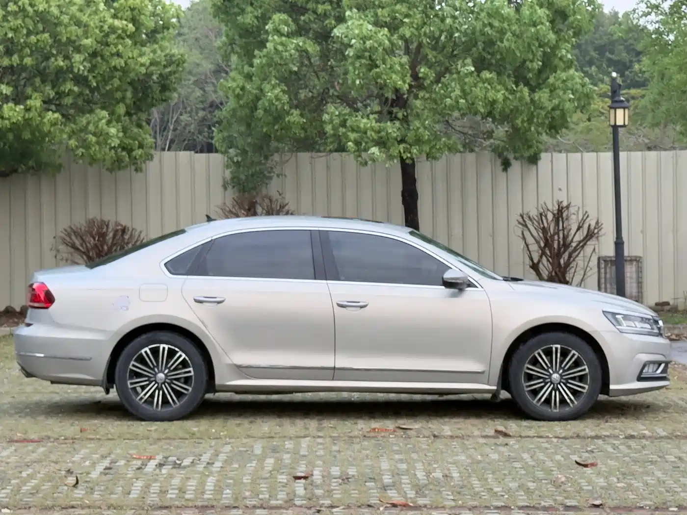 Volkswagen Passat 2017 330TSI DSG Luxury фото 5