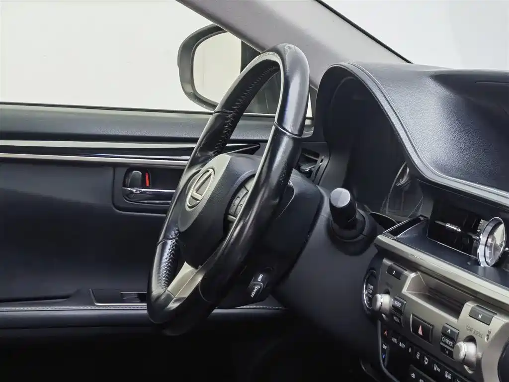 Lexus ES 2015 200 Elite Edition фото 22