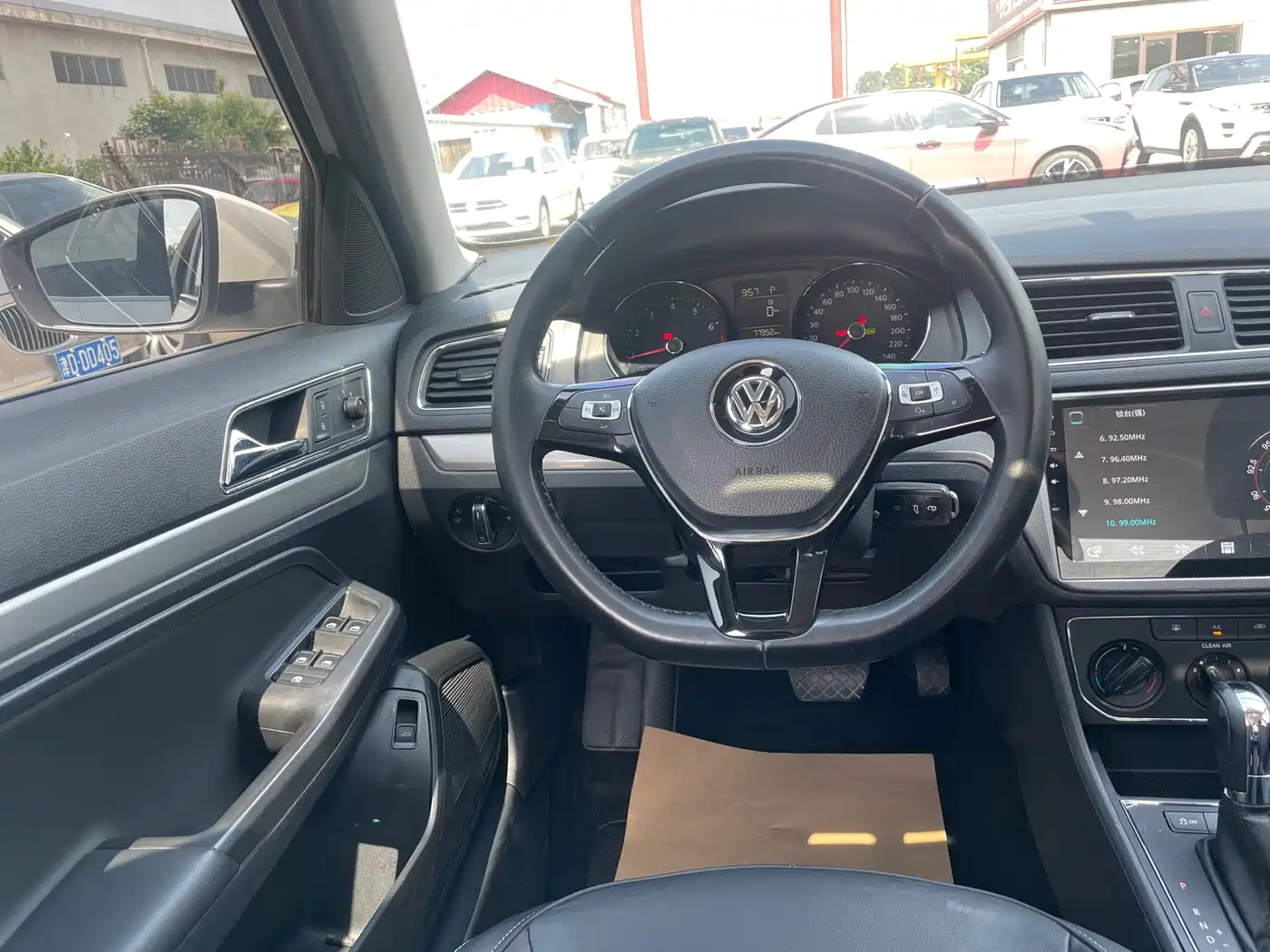 Volkswagen Lavida 2015 1.6L Automatic Comfort Edition фото 8
