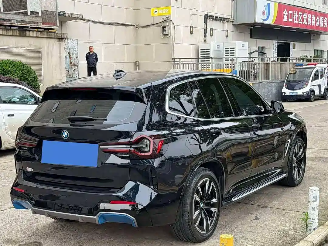 BMW iX3 2022 Leading Edition фото 16